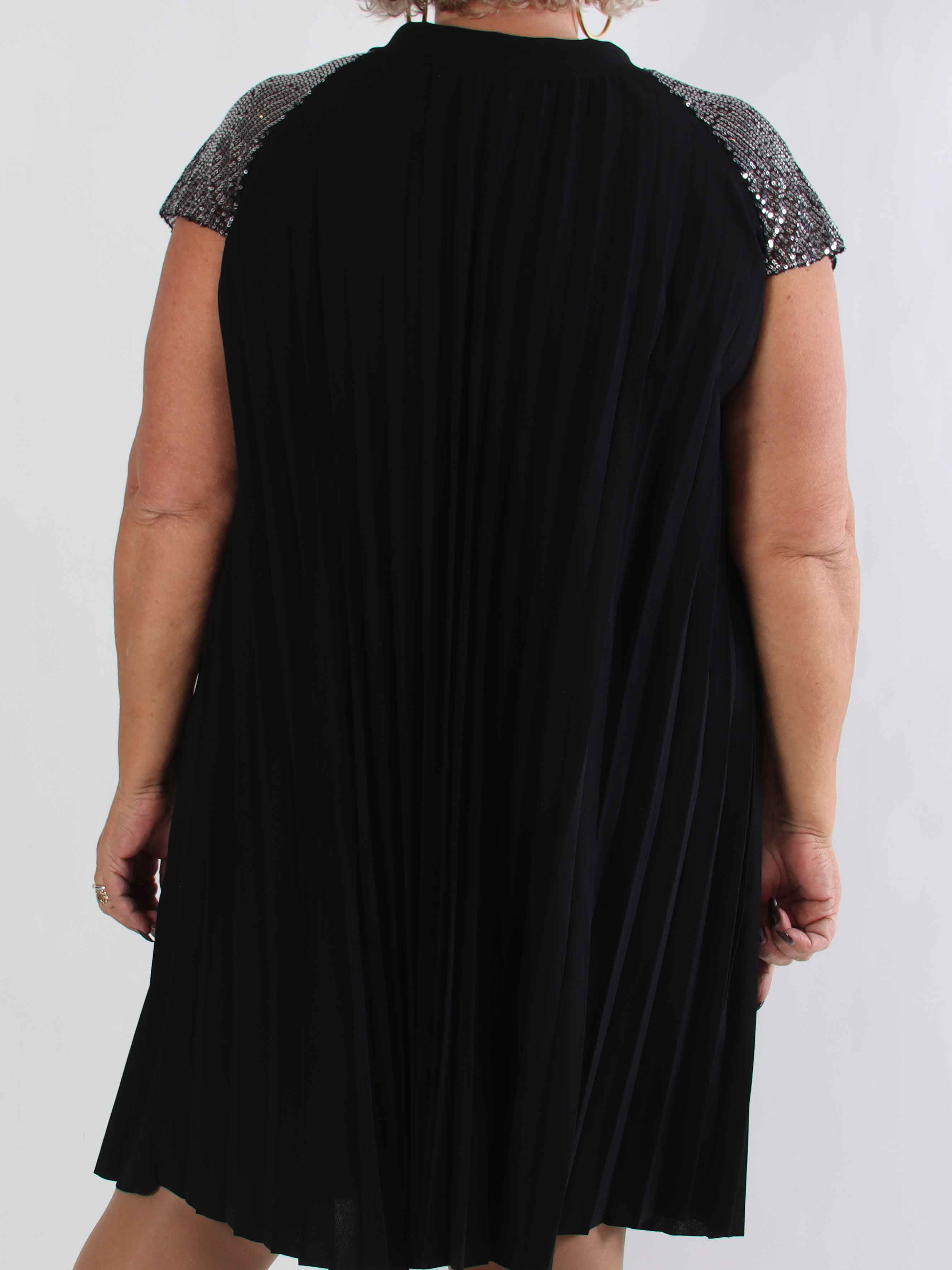 Electra - Plisseret plus size kjole med A-facon og pailletærmer